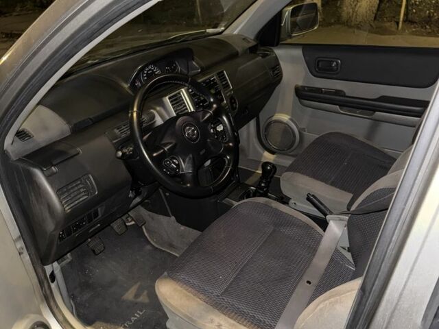 Серый Ниссан ИксТрейл, объемом двигателя 2.2 л и пробегом 308 тыс. км за 3600 $, фото 3 на Automoto.ua