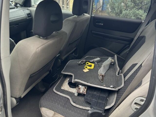 Серый Ниссан ИксТрейл, объемом двигателя 2.2 л и пробегом 212 тыс. км за 2500 $, фото 5 на Automoto.ua