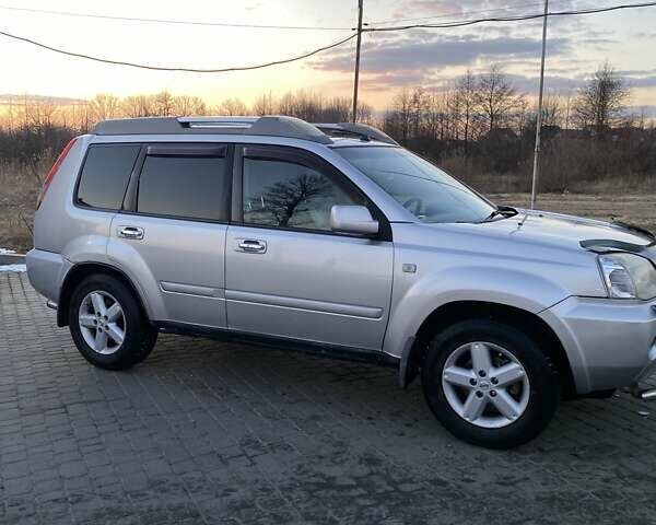 Серый Ниссан ИксТрейл, объемом двигателя 2.49 л и пробегом 261 тыс. км за 5700 $, фото 2 на Automoto.ua