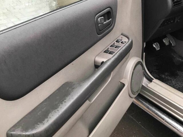 Серый Ниссан ИксТрейл, объемом двигателя 2.2 л и пробегом 188 тыс. км за 3850 $, фото 15 на Automoto.ua