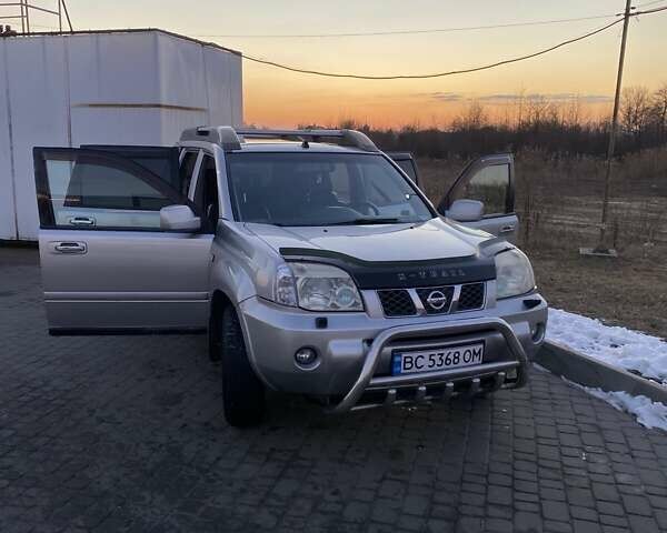 Серый Ниссан ИксТрейл, объемом двигателя 2.49 л и пробегом 261 тыс. км за 5700 $, фото 7 на Automoto.ua