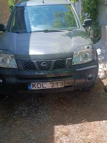 Серый Ниссан ИксТрейл, объемом двигателя 2.2 л и пробегом 357 тыс. км за 3500 $, фото 2 на Automoto.ua