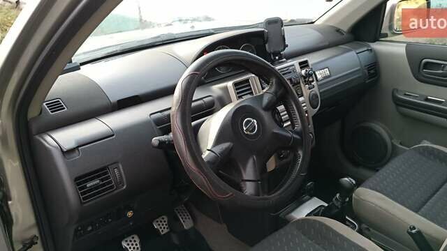 Серый Ниссан ИксТрейл, объемом двигателя 2.2 л и пробегом 350 тыс. км за 3400 $, фото 12 на Automoto.ua