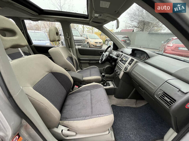 Серый Ниссан ИксТрейл, объемом двигателя 2.2 л и пробегом 299 тыс. км за 3800 $, фото 10 на Automoto.ua