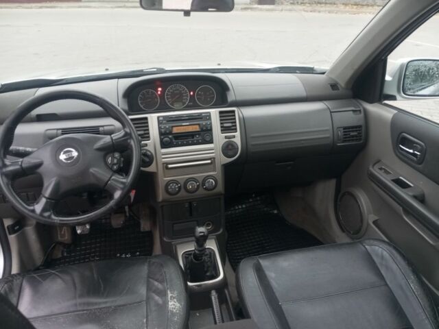 Серый Ниссан ИксТрейл, объемом двигателя 2.2 л и пробегом 290 тыс. км за 3700 $, фото 6 на Automoto.ua