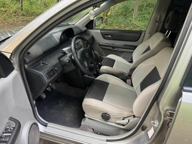 Серый Ниссан ИксТрейл, объемом двигателя 2.2 л и пробегом 240 тыс. км за 3100 $, фото 13 на Automoto.ua