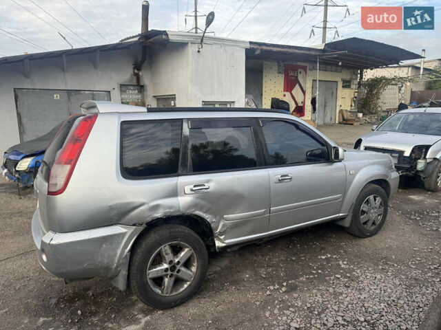 Серый Ниссан ИксТрейл, объемом двигателя 2.5 л и пробегом 250 тыс. км за 3899 $, фото 7 на Automoto.ua