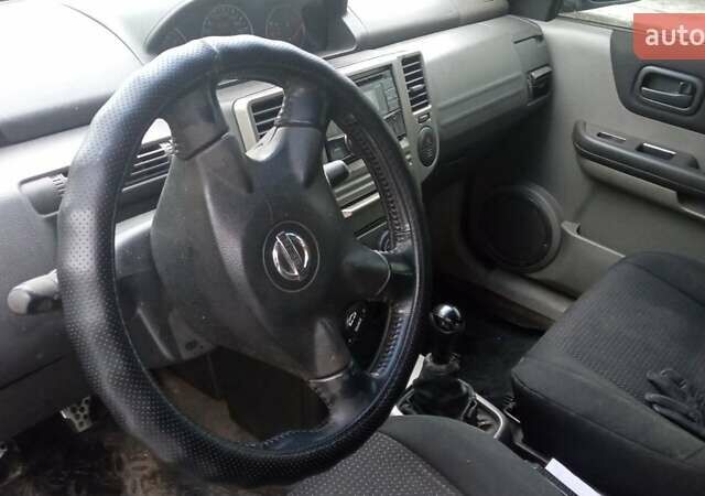 Сірий Ніссан ІксТрейл, об'ємом двигуна 2 л та пробігом 290 тис. км за 6000 $, фото 12 на Automoto.ua