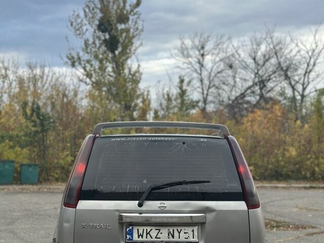 Серый Ниссан ИксТрейл, объемом двигателя 2.2 л и пробегом 250 тыс. км за 3500 $, фото 4 на Automoto.ua