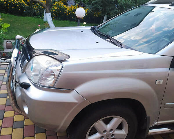 Сірий Ніссан ІксТрейл, об'ємом двигуна 2.49 л та пробігом 250 тис. км за 7500 $, фото 1 на Automoto.ua