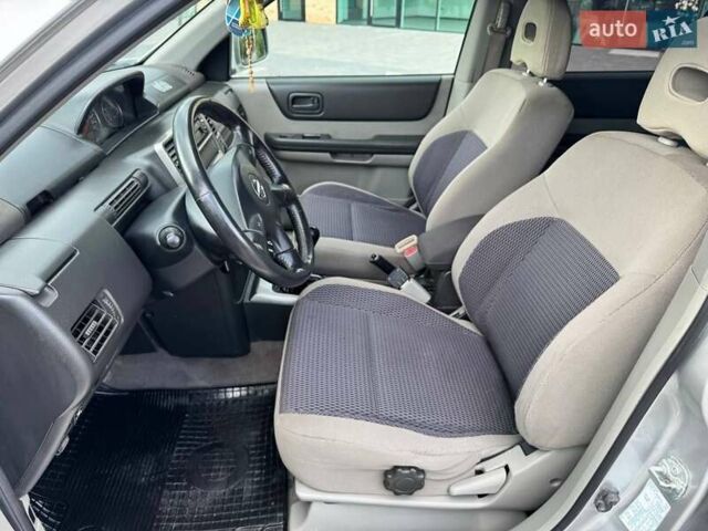 Серый Ниссан ИксТрейл, объемом двигателя 2 л и пробегом 209 тыс. км за 6800 $, фото 17 на Automoto.ua