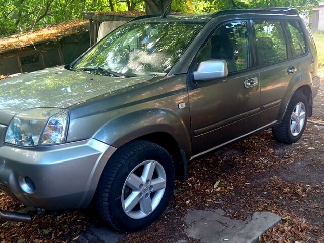 Серый Ниссан ИксТрейл, объемом двигателя 2.2 л и пробегом 255 тыс. км за 4000 $, фото 3 на Automoto.ua