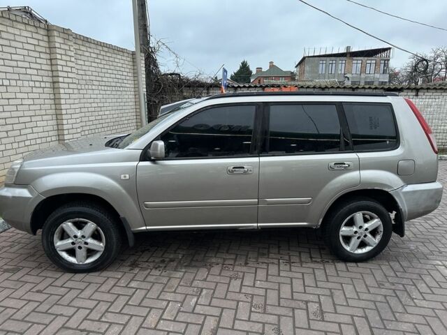 Сірий Ніссан ІксТрейл, об'ємом двигуна 2.2 л та пробігом 258 тис. км за 3800 $, фото 2 на Automoto.ua