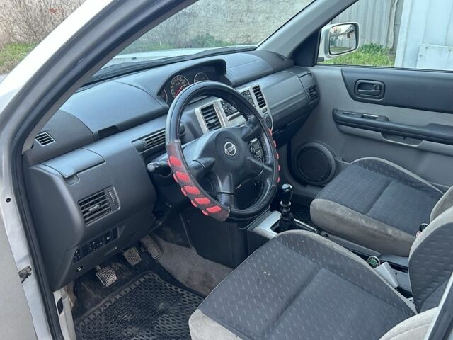 Сірий Ніссан ІксТрейл, об'ємом двигуна 2.2 л та пробігом 318 тис. км за 3300 $, фото 7 на Automoto.ua