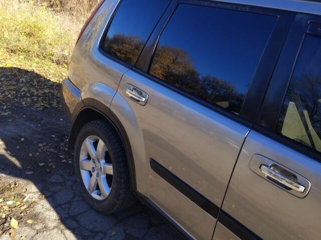 Серый Ниссан ИксТрейл, объемом двигателя 2.2 л и пробегом 286 тыс. км за 6000 $, фото 5 на Automoto.ua