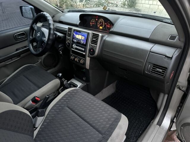 Сірий Ніссан ІксТрейл, об'ємом двигуна 2.2 л та пробігом 258 тис. км за 3800 $, фото 11 на Automoto.ua