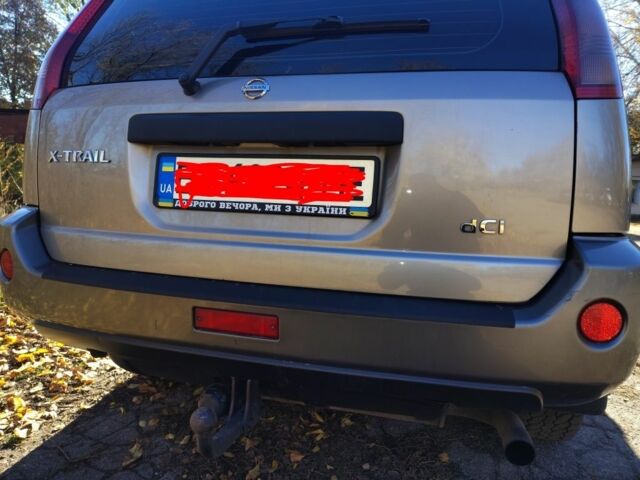 Серый Ниссан ИксТрейл, объемом двигателя 2.2 л и пробегом 286 тыс. км за 6000 $, фото 7 на Automoto.ua
