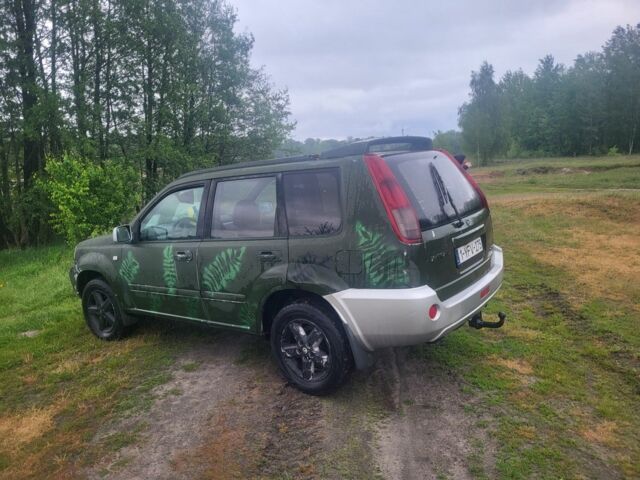 Серый Ниссан ИксТрейл, объемом двигателя 2 л и пробегом 300 тыс. км за 3579 $, фото 1 на Automoto.ua