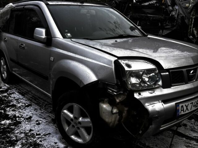 Серый Ниссан ИксТрейл, объемом двигателя 2 л и пробегом 240 тыс. км за 2500 $, фото 2 на Automoto.ua