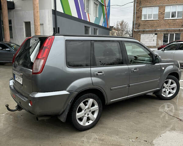 Серый Ниссан ИксТрейл, объемом двигателя 2.18 л и пробегом 308 тыс. км за 5100 $, фото 4 на Automoto.ua