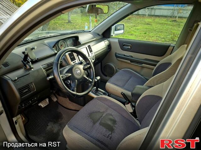 Серый Ниссан ИксТрейл, объемом двигателя 2 л и пробегом 208 тыс. км за 7300 $, фото 7 на Automoto.ua