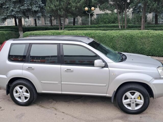 Сірий Ніссан ІксТрейл, об'ємом двигуна 0 л та пробігом 207 тис. км за 7200 $, фото 3 на Automoto.ua