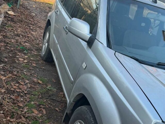 Серый Ниссан ИксТрейл, объемом двигателя 2.2 л и пробегом 350 тыс. км за 3600 $, фото 1 на Automoto.ua