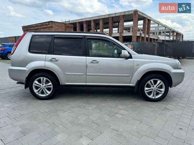 Серый Ниссан ИксТрейл, объемом двигателя 2 л и пробегом 209 тыс. км за 6800 $, фото 4 на Automoto.ua