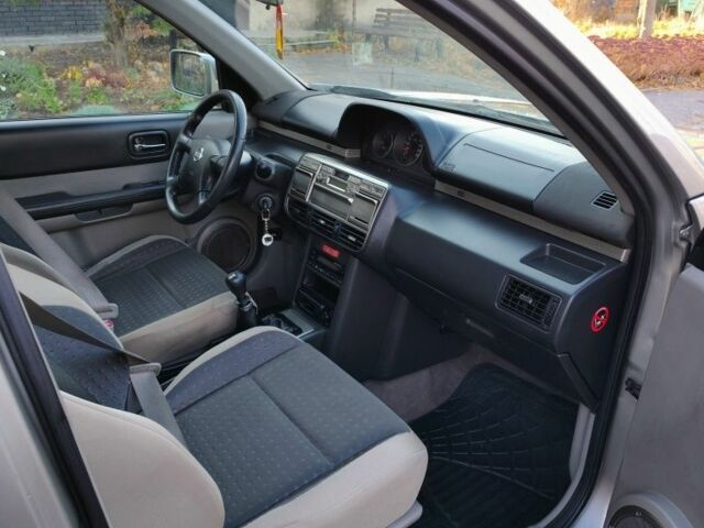 Сірий Ніссан ІксТрейл, об'ємом двигуна 1.9 л та пробігом 250 тис. км за 4300 $, фото 4 на Automoto.ua