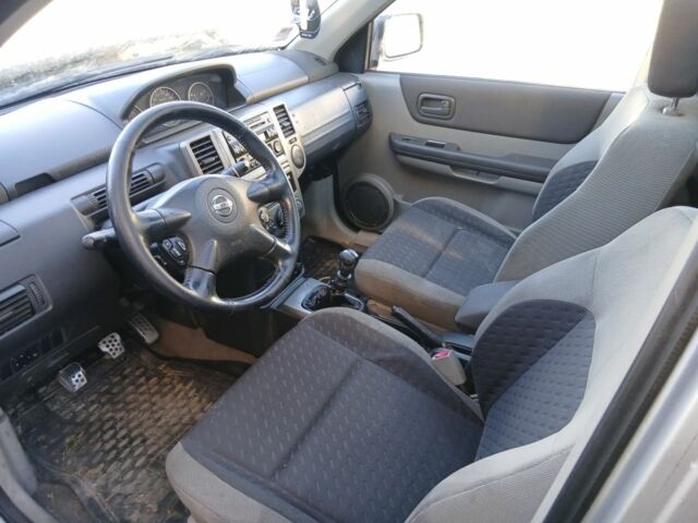 Серый Ниссан ИксТрейл, объемом двигателя 0 л и пробегом 200 тыс. км за 2100 $, фото 4 на Automoto.ua