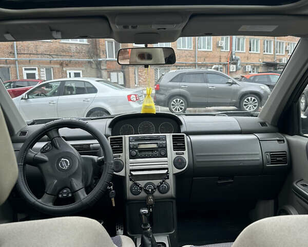 Серый Ниссан ИксТрейл, объемом двигателя 2.18 л и пробегом 308 тыс. км за 5100 $, фото 9 на Automoto.ua