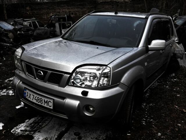 Серый Ниссан ИксТрейл, объемом двигателя 2 л и пробегом 240 тыс. км за 2500 $, фото 1 на Automoto.ua