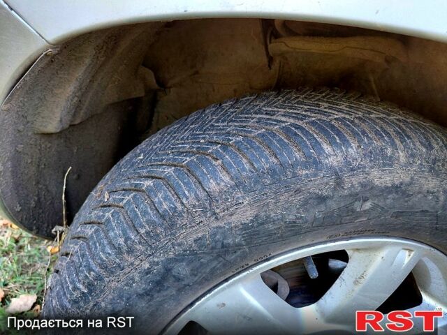 Серый Ниссан ИксТрейл, объемом двигателя 2.2 л и пробегом 179 тыс. км за 3320 $, фото 2 на Automoto.ua