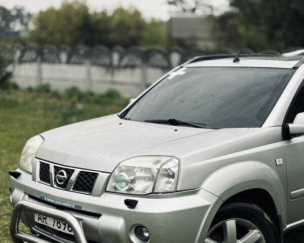 Серый Ниссан ИксТрейл, объемом двигателя 2.2 л и пробегом 344 тыс. км за 4500 $, фото 2 на Automoto.ua