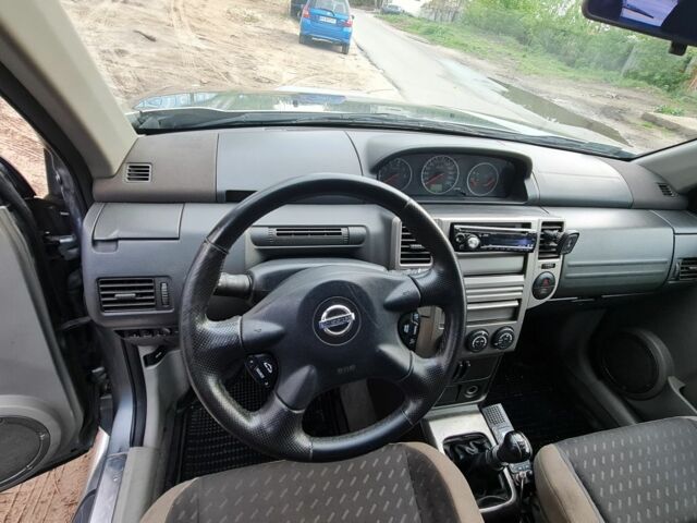 Серый Ниссан ИксТрейл, объемом двигателя 2.2 л и пробегом 300 тыс. км за 4900 $, фото 1 на Automoto.ua