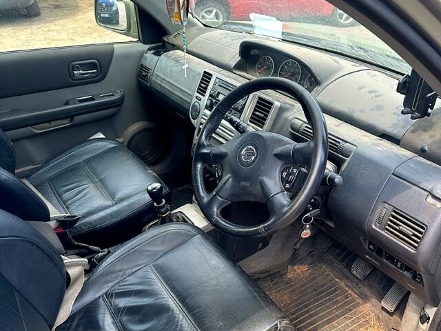 Серый Ниссан ИксТрейл, объемом двигателя 2.2 л и пробегом 252 тыс. км за 1300 $, фото 2 на Automoto.ua