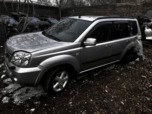 Серый Ниссан ИксТрейл, объемом двигателя 2 л и пробегом 240 тыс. км за 2500 $, фото 6 на Automoto.ua