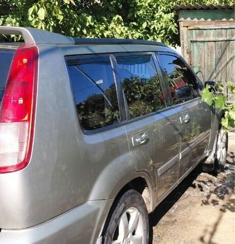 Серый Ниссан ИксТрейл, объемом двигателя 2.2 л и пробегом 380 тыс. км за 3500 $, фото 3 на Automoto.ua