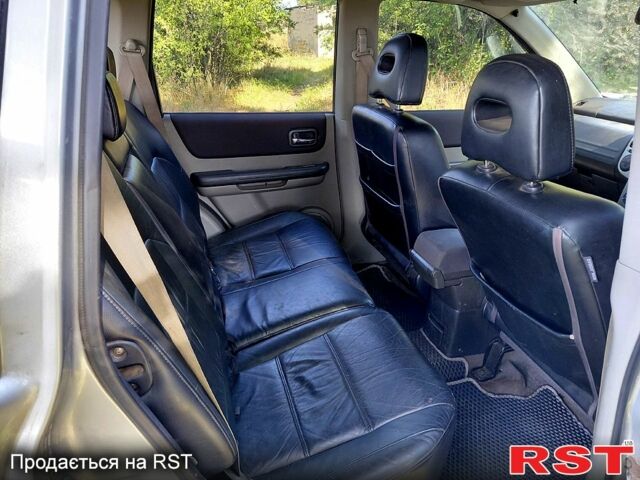 Серый Ниссан ИксТрейл, объемом двигателя 2.2 л и пробегом 179 тыс. км за 3320 $, фото 6 на Automoto.ua