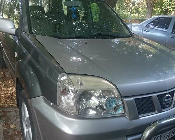 Сірий Ніссан ІксТрейл, об'ємом двигуна 2.2 л та пробігом 250 тис. км за 3800 $, фото 1 на Automoto.ua