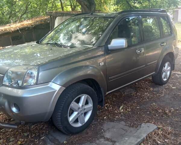 Сірий Ніссан ІксТрейл, об'ємом двигуна 2.2 л та пробігом 250 тис. км за 3800 $, фото 2 на Automoto.ua