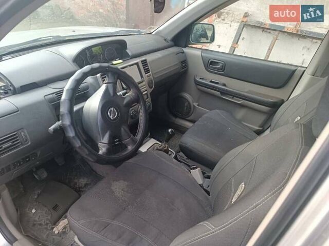 Серый Ниссан ИксТрейл, объемом двигателя 2 л и пробегом 230 тыс. км за 1500 $, фото 3 на Automoto.ua