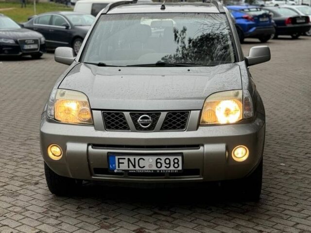 Серый Ниссан ИксТрейл, объемом двигателя 2.2 л и пробегом 191 тыс. км за 4600 $, фото 2 на Automoto.ua