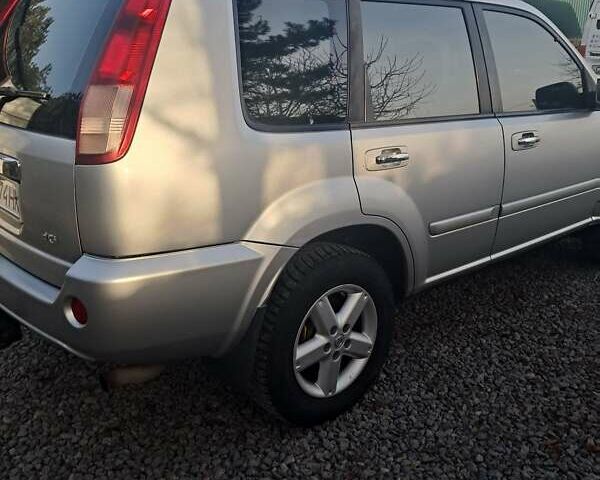 Сірий Ніссан ІксТрейл, об'ємом двигуна 2.18 л та пробігом 208 тис. км за 7200 $, фото 4 на Automoto.ua