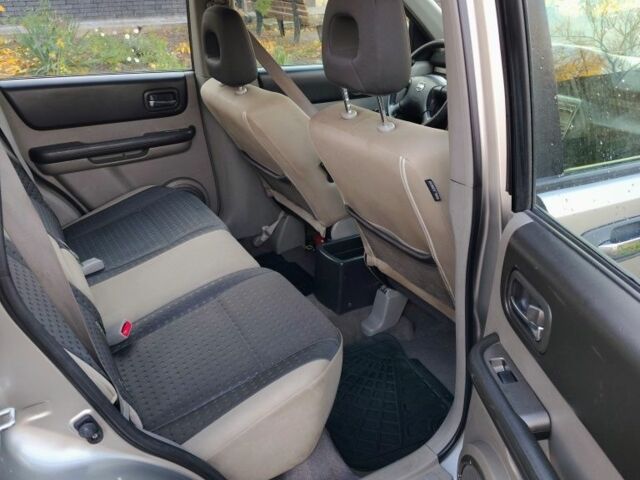 Сірий Ніссан ІксТрейл, об'ємом двигуна 1.9 л та пробігом 250 тис. км за 4300 $, фото 5 на Automoto.ua