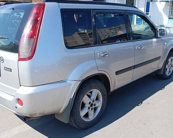 Серый Ниссан ИксТрейл, объемом двигателя 2 л и пробегом 239 тыс. км за 5800 $, фото 2 на Automoto.ua