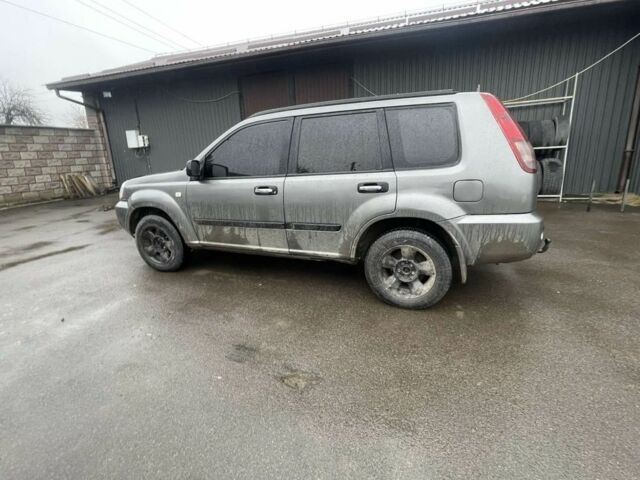 Серый Ниссан ИксТрейл, объемом двигателя 2 л и пробегом 303 тыс. км за 3600 $, фото 4 на Automoto.ua