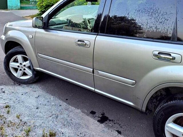 Серый Ниссан ИксТрейл, объемом двигателя 2 л и пробегом 214 тыс. км за 6585 $, фото 3 на Automoto.ua