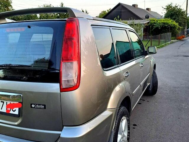 Серый Ниссан ИксТрейл, объемом двигателя 2 л и пробегом 214 тыс. км за 6585 $, фото 2 на Automoto.ua