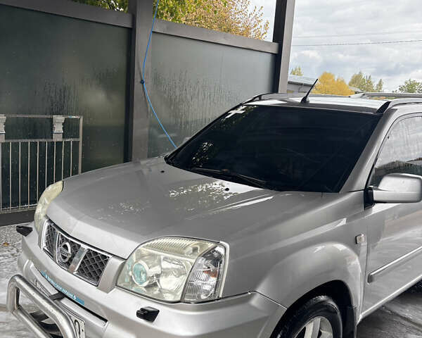 Серый Ниссан ИксТрейл, объемом двигателя 2.2 л и пробегом 344 тыс. км за 4500 $, фото 1 на Automoto.ua